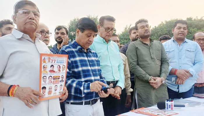 फरीदाबाद के सेक्टर-16ए दशहरा मैदान में 77वें दशहरा उत्सव के लिए तैयार किए जा रहे रावण के पुतले