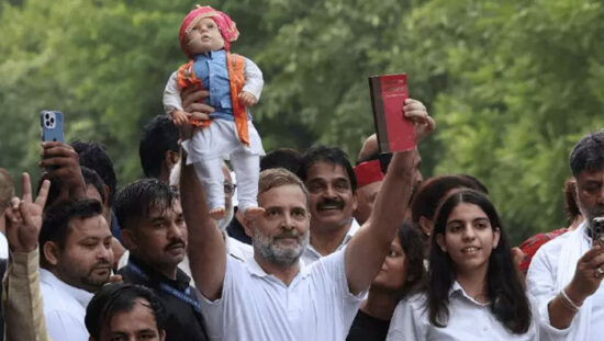 SIR के खिलाफ सुप्रीम कोर्ट में याचिका दाखिल करने वाले राहुल गांधी और विपक्षी नेताओं का विरोध प्रदर्शन