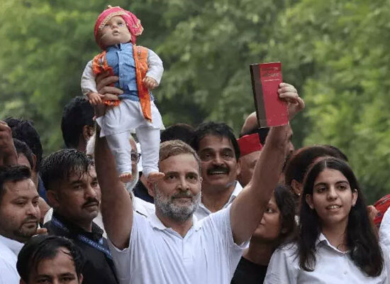 SIR के खिलाफ सुप्रीम कोर्ट में याचिका दाखिल करने वाले राहुल गांधी और विपक्षी नेताओं का विरोध प्रदर्शन