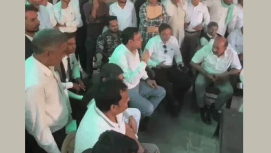 पलवल में चालान विवाद के दौरान पुलिस की गाड़ी को घेरे हुए वकील