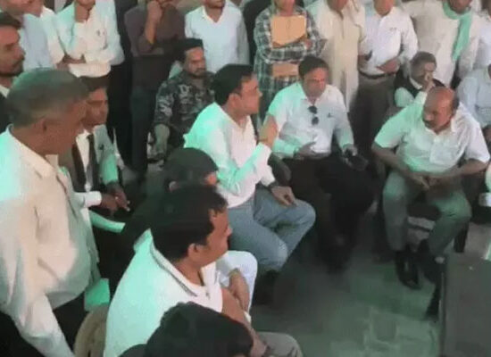 पलवल में चालान विवाद के दौरान पुलिस की गाड़ी को घेरे हुए वकील