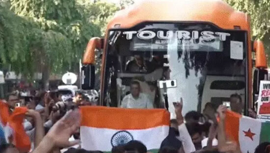 जंतर-मंतर प्रदर्शन के लिए बस में रवाना होते राहुल गांधी और विपक्षी सांसद