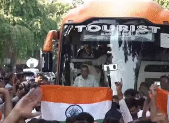 जंतर-मंतर प्रदर्शन के लिए बस में रवाना होते राहुल गांधी और विपक्षी सांसद