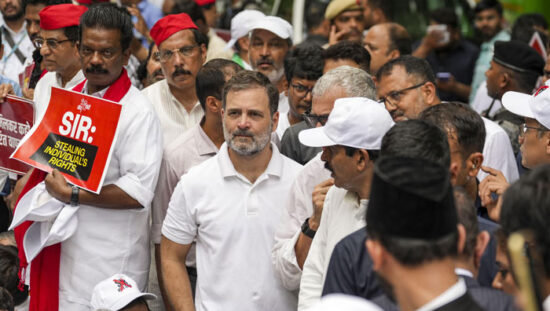 आकाशवाणी भवन के बाहर प्रदर्शन के दौरान राहुल गांधी और प्रियंका गांधी