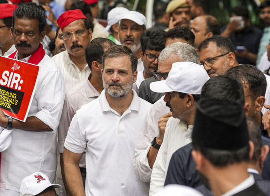 आकाशवाणी भवन के बाहर प्रदर्शन के दौरान राहुल गांधी और प्रियंका गांधी