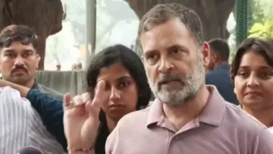 राहुल गांधी के सामने दिल्ली पुलिस पर मारपीट के आरोप लगाने वाले छात्र और प्रदर्शनकारी