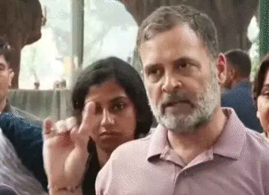राहुल गांधी के सामने दिल्ली पुलिस पर मारपीट के आरोप लगाने वाले छात्र और प्रदर्शनकारी
