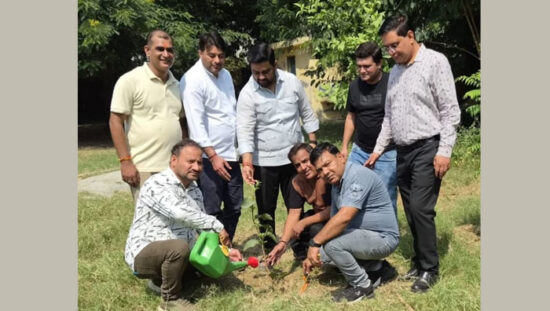 फरीदाबाद सेक्टर-3 में जन्मदिवस पर पौधारोपण करते संतसिंह हुड्डा