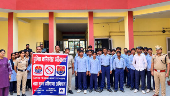 फरीदाबाद के सेक्टर-8 थाने में सेवा संकल्प अभियान के दौरान साइबर सुरक्षा और नशा मुक्ति के प्रति जागरूक होते विद्यार्थी