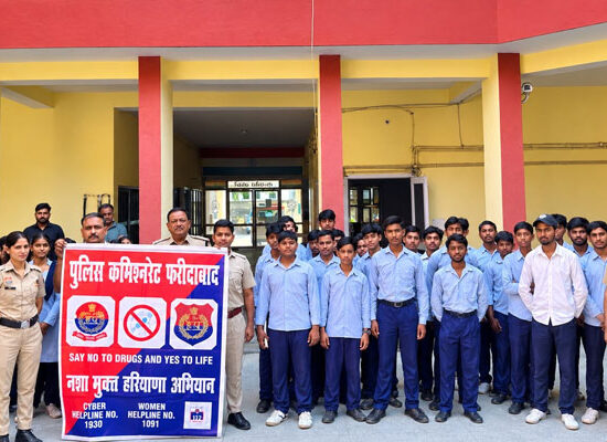 फरीदाबाद के सेक्टर-8 थाने में सेवा संकल्प अभियान के दौरान साइबर सुरक्षा और नशा मुक्ति के प्रति जागरूक होते विद्यार्थी