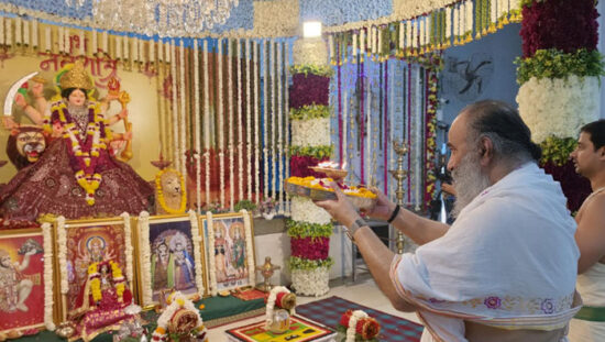 श्री लक्ष्मीनारायण दिव्यधाम में शारदीय नवरात्र के शुभारंभ पर घट स्थापना और आरती