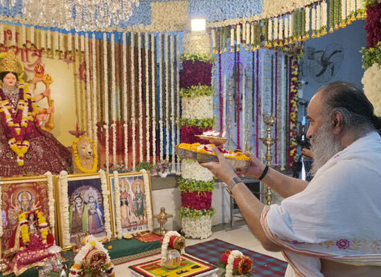 श्री लक्ष्मीनारायण दिव्यधाम में शारदीय नवरात्र के शुभारंभ पर घट स्थापना और आरती
