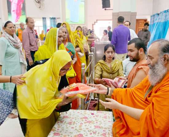 Swami Purushottamacharya Maharaj distributing gifts and blessings to sewadars on Diwali at Shri Siddhidata Ashram Faridabad