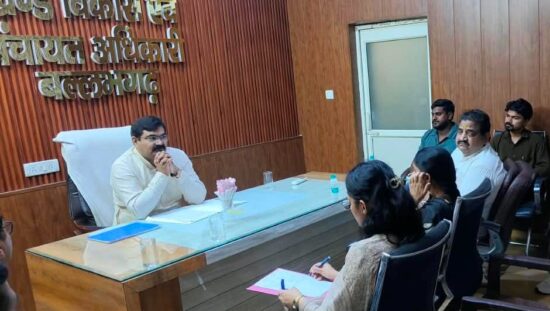 बल्लभगढ़ में स्वच्छ भारत मिशन ग्रामीण की समीक्षा बैठक में ग्राम पंचायतों में ठोस कचरा प्रबंधन पर चर्चा करते अधिकारी।
